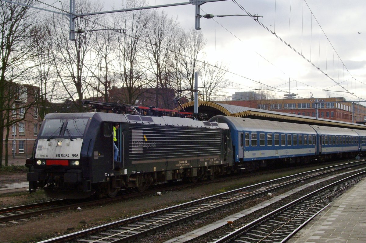 Extrazug mit 189 096 verlässt am 2 Februar 2008 ´s Hertogenbosch. Die MAV-Wagen wurden von die TTC gemietet, eine Woche später war TTC in die Pleite gegangen.