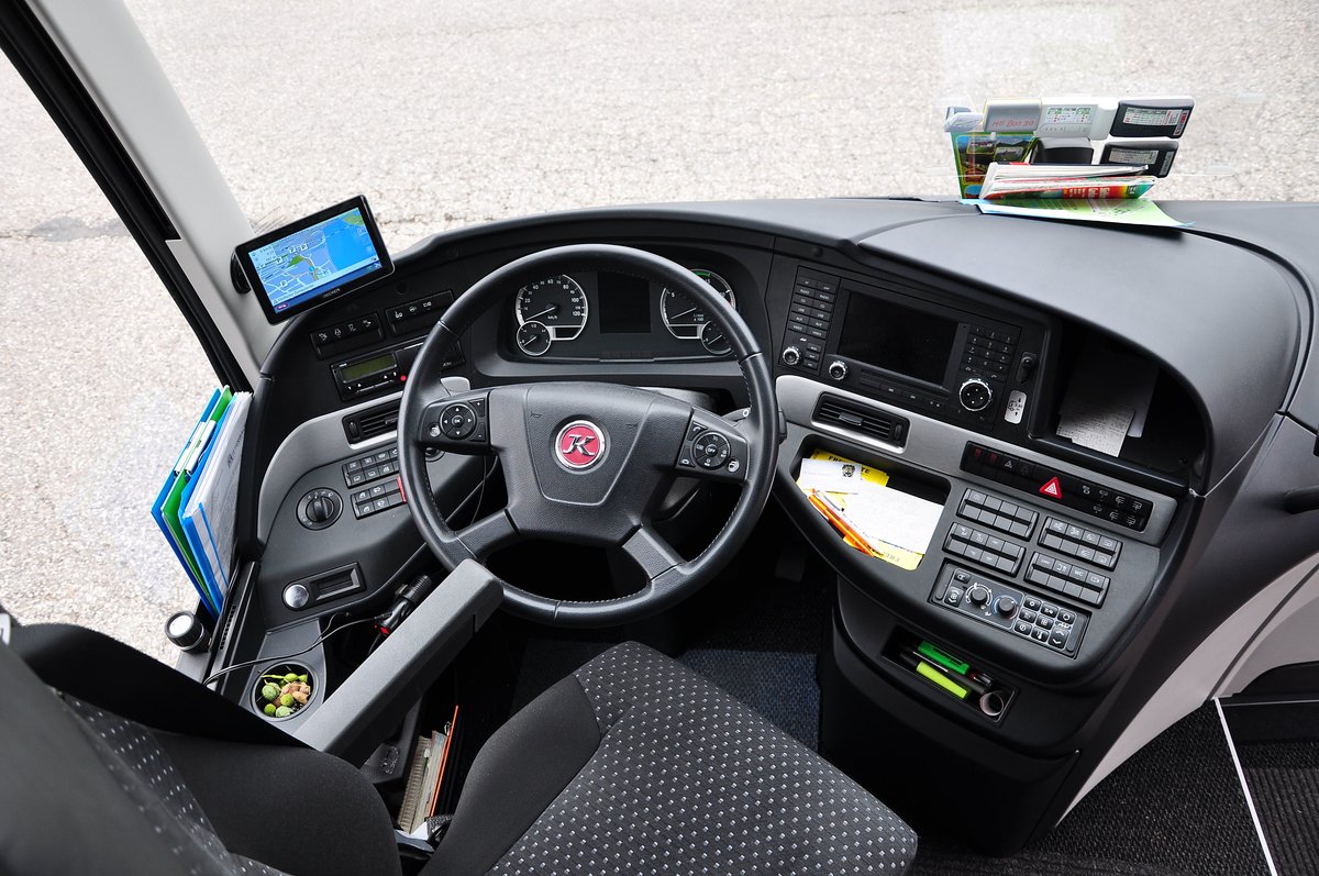 Fahrerplatz im Setra 517 HD von Mitterbauer Reisen aus Nieder�sterreich in Krems gesehen.