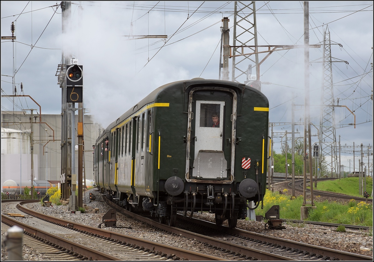 Fahrleitungsst�rung nannte sie die Veranstaltung, um an die Dampfreserve in Olten f�r solche F�lle zu erinnern. Durchfahrt des Sonderzugs in Pratteln, April 2019.