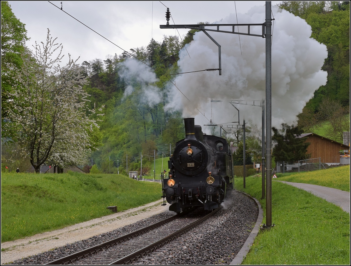 Fahrleitungsstörung nannte sie die Veranstaltung, um an die Dampfreserve in Olten für solche Fälle zu erinnern. Eb 3/5 3819 kurz vor dem Hauensteintunnel. April 2019.