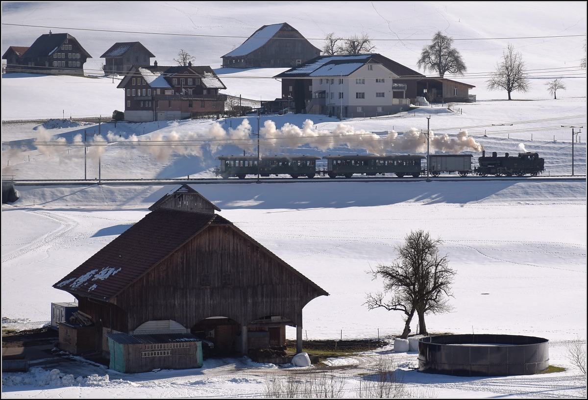 Fahrt durch Hasle im Entlebuch oder auch Bilderbuch mit Eb 3/5 5810. Februar 2019.