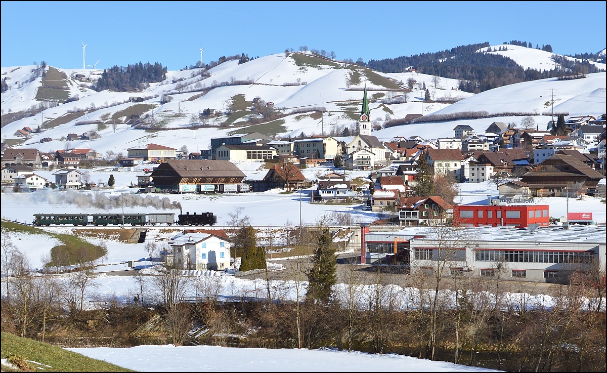 Fahrt durch Hasle im Entlebuch oder auch Bilderbuch mit Eb 3/5 5810. Bild G. Bank, Februar 2019.