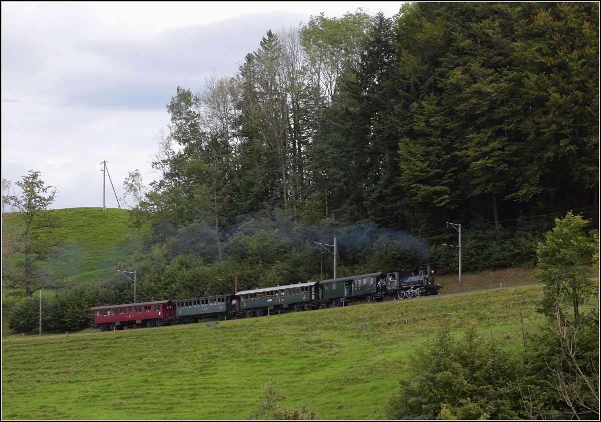 Fahrtag DVZO mit 120-jähriger Lady.

Ed 3/3 401 'Bauma' oberhalb der Giesserei Wolfensberger. Oktober 2021.