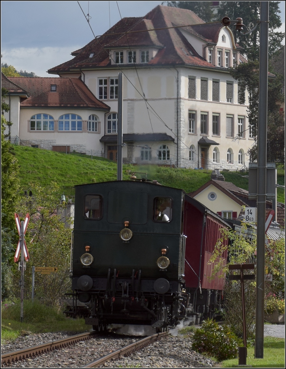 Fahrtag DVZO mit 120-jähriger Lady.

Ed 3/3 401 'Bauma' in Hinwil. Oktober 2021.