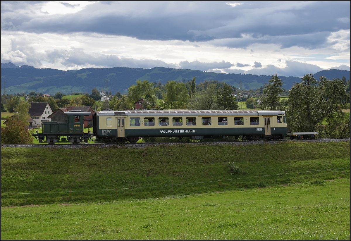 Fahrtag Wolfhuuser Bahn.

Tm 2/2 111 beim Gehöft Büel am Ortsende Bubikon. Oktober 2021.