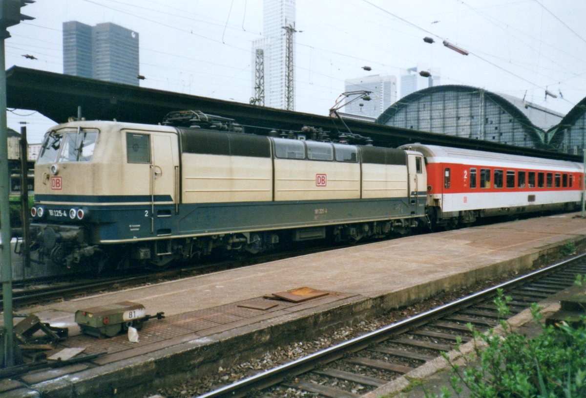 
Farbenfroh in Frankfurt (Main) Hbf am 24 Juli 1999 mit 181 225 und deren EC nach Strasbourg ber Karlsruhe und Kehl.