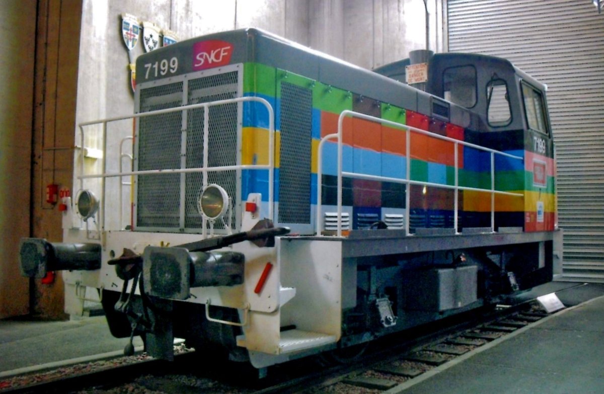 Farbenfroher Y 7199 steht am 24 September 2010 als Hausmaskotte ins EM Cité du Train in Mulhouse. 