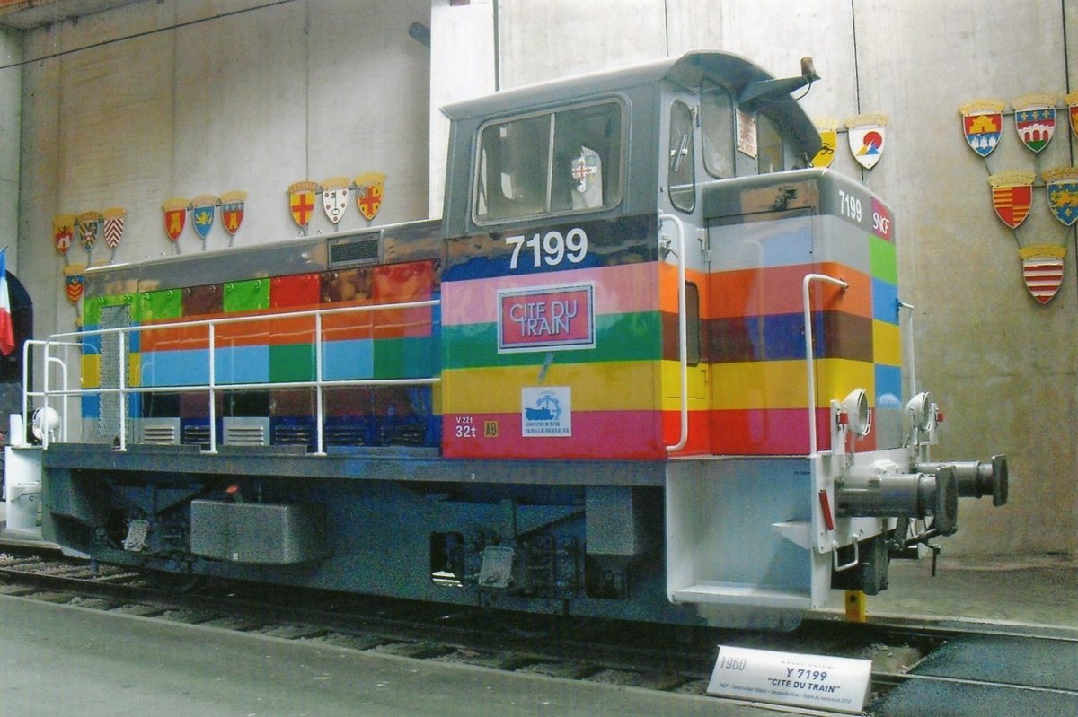 Farbenfroher Yoyo Y-7199 steht am 24 September 2010 ins Fransösische Eisenbahnmusem Cité du Train in Mulhouse. 