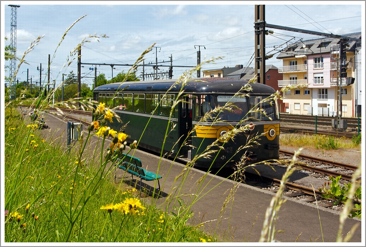 Faszination Museumsbahn -  Train 1900 
...nur etwas verdeckt

Der Uerdinger Schienenbus 551.669 (ex  Chemin de fer des trois Vallées, Mariembourg, Belgien), ex DB 795 669-1, ex VT95 9669 steht am 16.06.2013 in Pétange (Péiteng)zur nächten Abfahrt nach Fond-de-Gras bereit.
