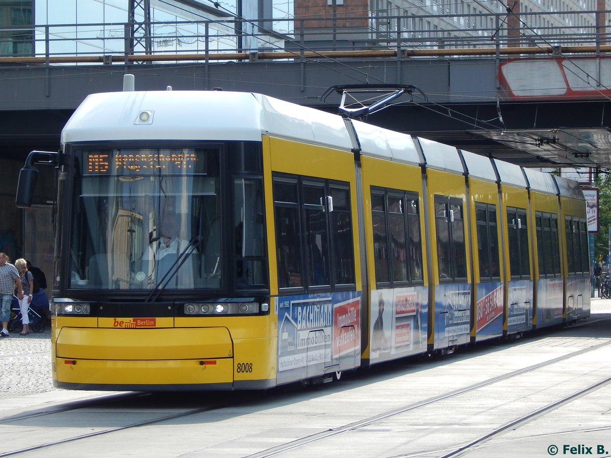 Flexity Nr. 8008 der BVG in Berlin.