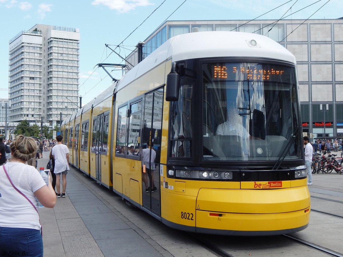 Flexity Nr. 8022 der BVG in Berlin.