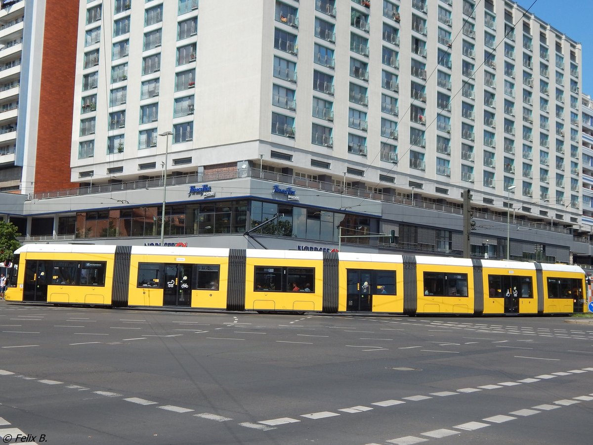 Flexity Nr. 9013 der BVG in Berlin.