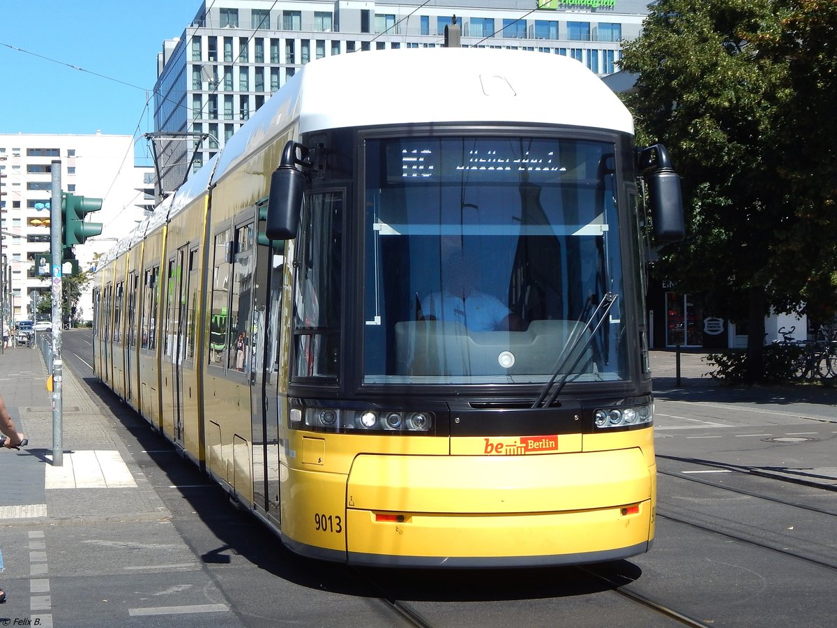 Flexity Nr. 9013 der BVG in Berlin.