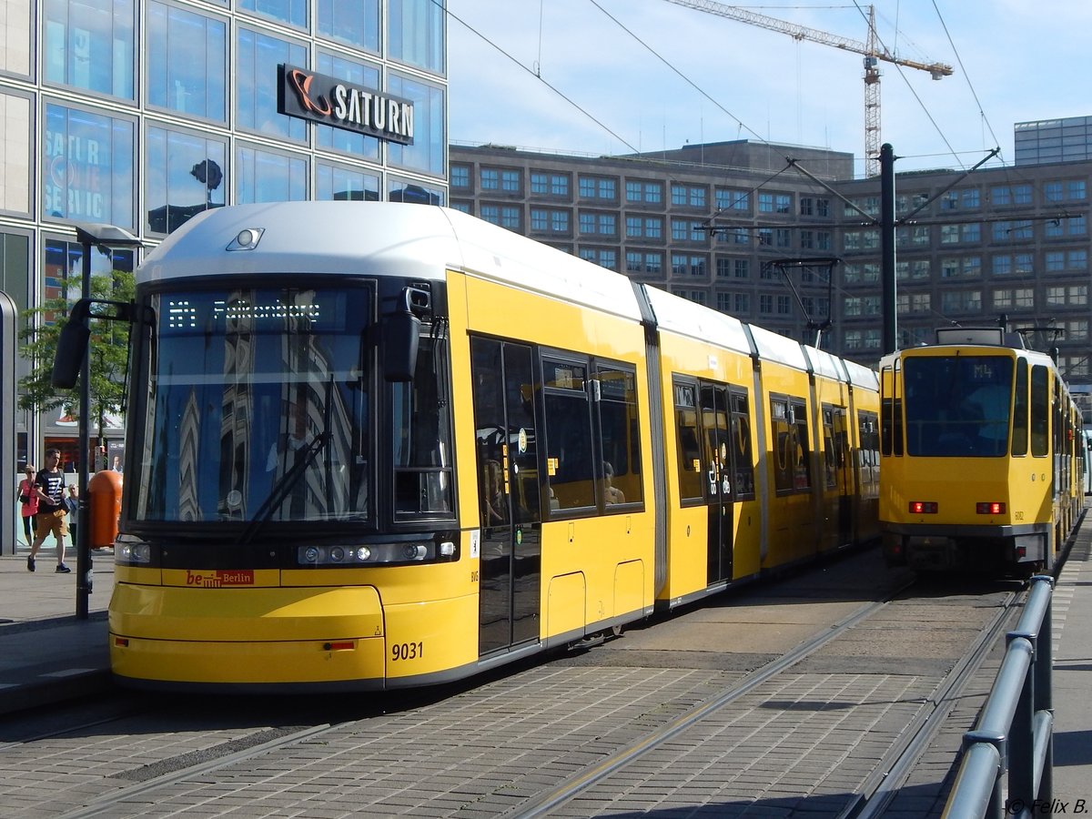 Flexity Nr. 9031 und Tartra auf der M4 der BVG in Berlin.