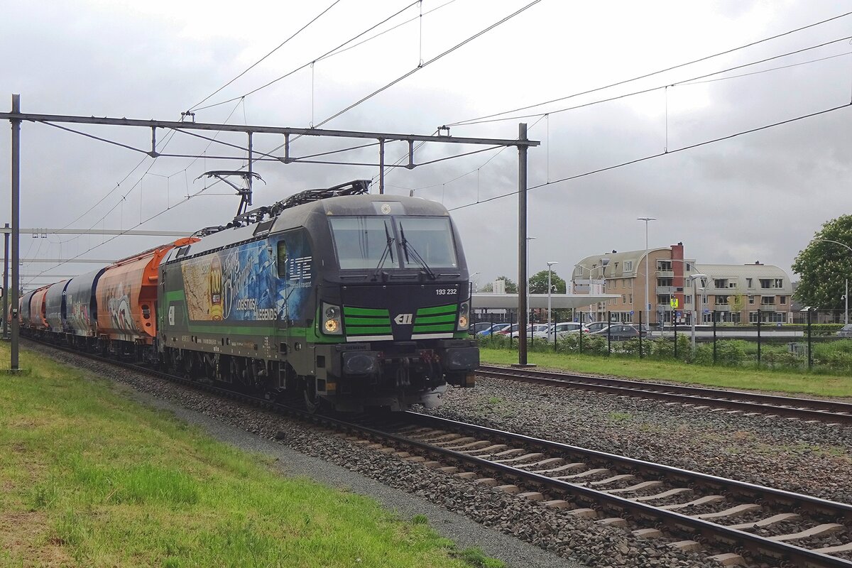 Flying Dutchman LTE 193 232 zieht am grauen 17 Mai 2021 ein Getreidezug durch Wijchen und wird vom hinter das Heckwerck erwischt.