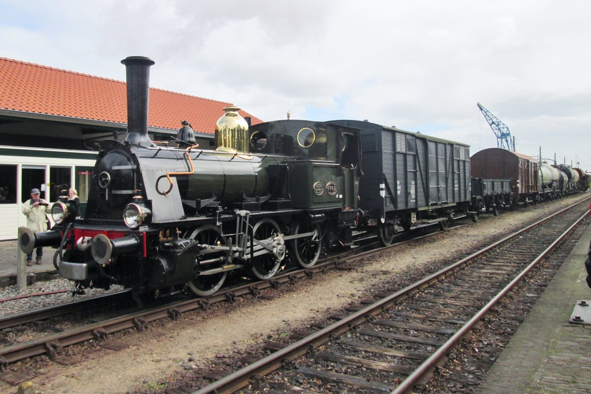 Fotoguterzug mit 7742 Bello steht am 6 September 2014 in Beekbergen bei der VSM.