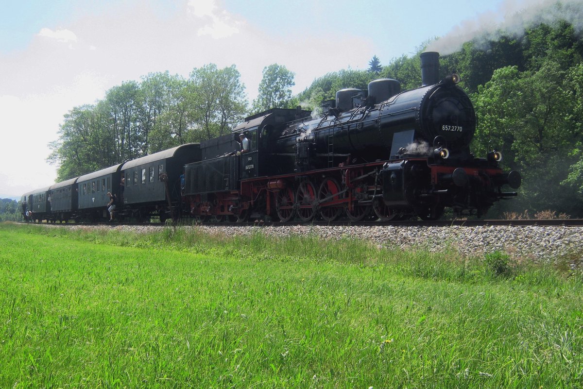 Fotohalt für 657.2770 mit deren Dampfzug zwischen Timelkam und Ampflwang am 27 Mai 2012.