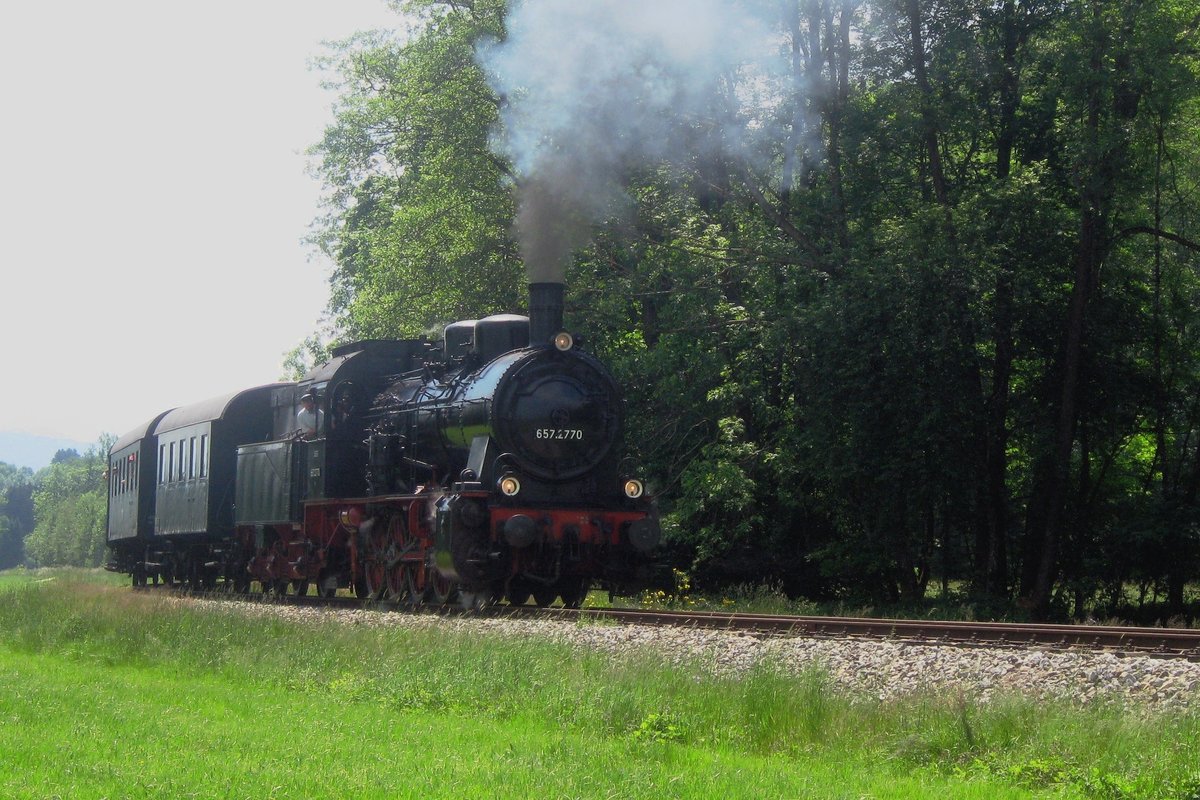 Fotohalt für 657.2770 mit deren Dampfzug zwischen Timelkam und Ampflwang am 27 Mai 2012.