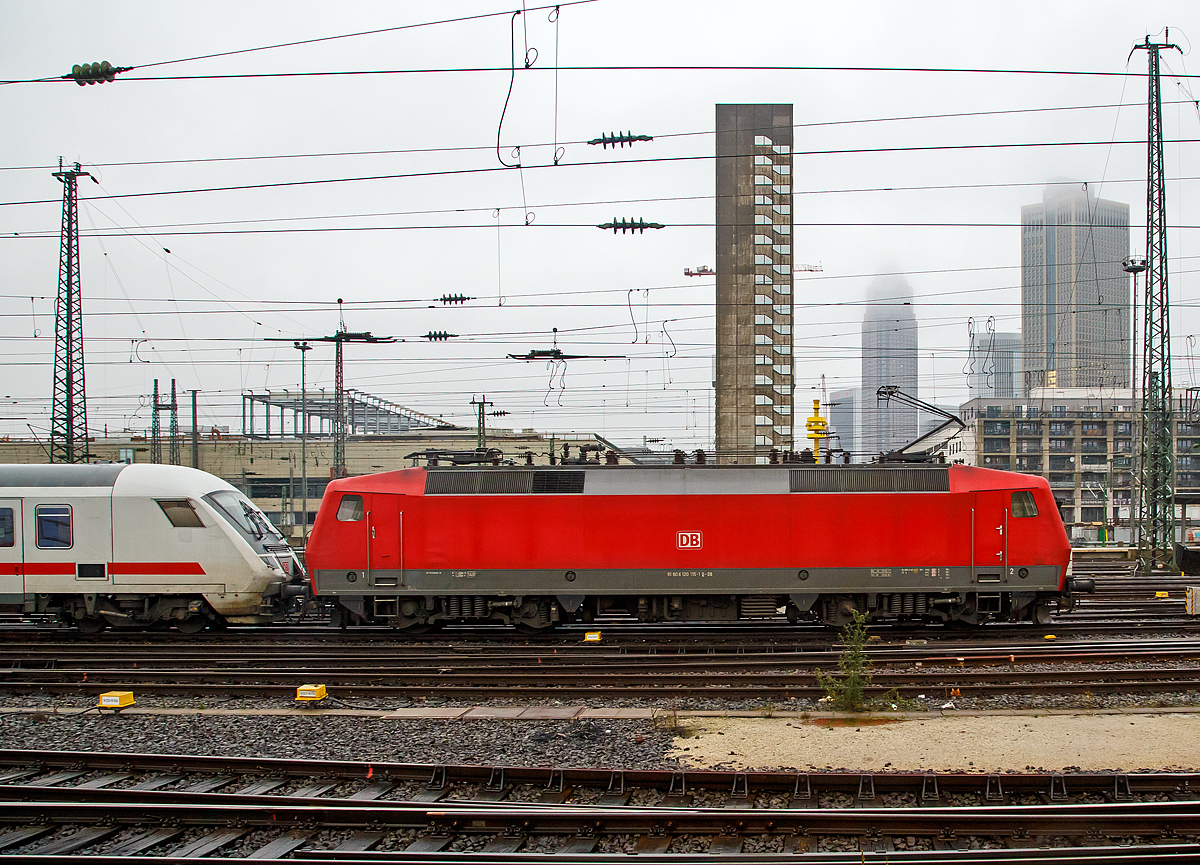 
Frankfurt am Main Hauptbahnhof den 30.12.2017: 
Von Gleis 11 verlässt der EC 219 nach Graz Hbf (via Heidelberg, Stuttgart, Ulm, Günzburg, Salzburg, Werfen und Bischofshofen), geführt von der 101 010-7 und geschoben von der 120 115-1 (91 80 6120 115-1 D-DB) den Bahnhof.

Für mich ungewöhnlich war weniger die Tatsache dass der EC im Sandwichs fuhr, sondern dass es am Zugende eine 120er war und nicht auch eine 101er, zudem war am Ende ein Steuerwagen). Hinzu kommt noch das die BR 101 wie auch die IC-Wagen für 200 km/h zugelassen sind, die BR 120 aber nur bis 140 km/h. 

Siehe auch vorheriges und folgendes Bild.