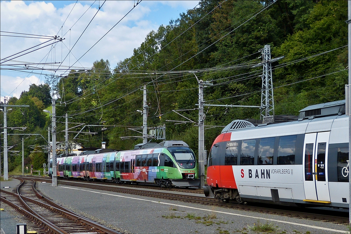 Freie Fotostelle vor dem Bahnhof von Kitzbühl, der Triebzug 4024 088-9 hätte gut zwischen die Masten gepasst, aber leider vereitelt mir der Triebzug 4024 026-9 dieses Vorhaben. 18.09.2018 (Hans)