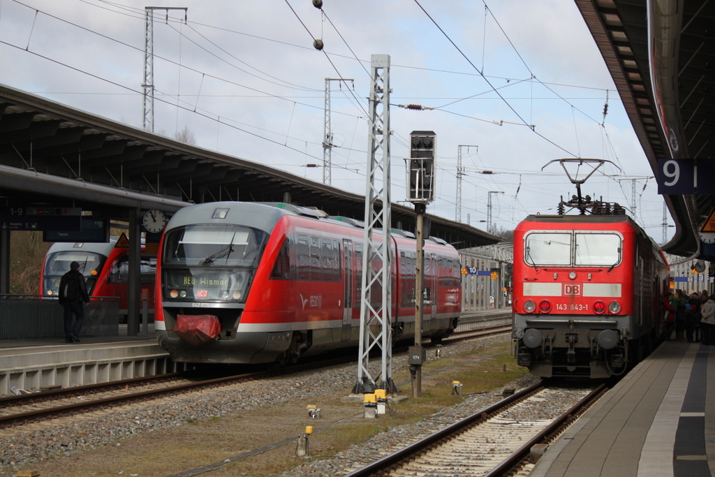 Freude war am 03.04.2015 im Rostocker Hbf gro� als der tot gelaubte Warnem�nde-Express mit 143 843-1 im Rostocker Hbf ankam.