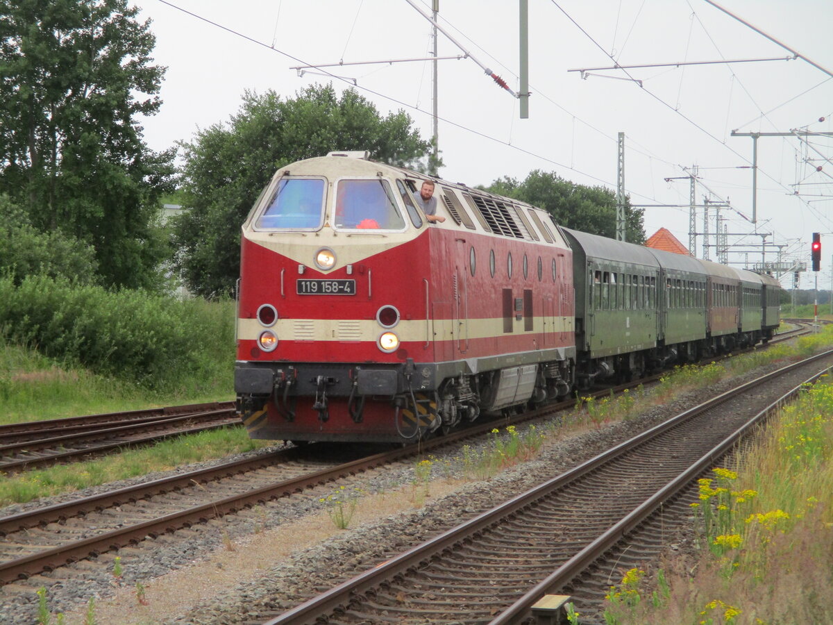 Freundlich Grüßte der Lokführer von der 119 158,am 05.Juli 2025,bei der Einfahrt in Bergen/Rügen.