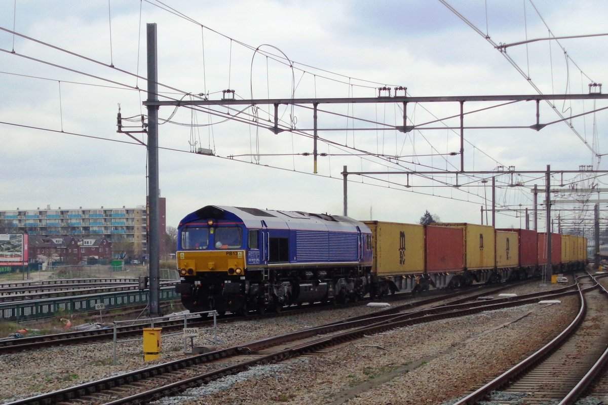 Frisch renovierter Beacon Rail/CrossRail PB13 schleppt ein Containerzug durch Breda am 27 März 2019.