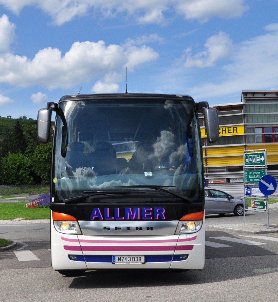 Frontansicht des SETRA 411 HD von ALLMER Busreisen / sterreich am 30.6.2013 in Krems gesehen.