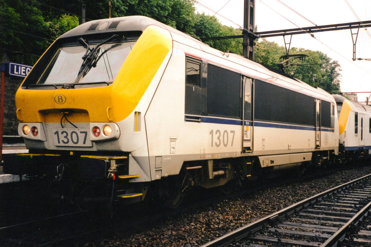 Froschblick auf SNCB 1307 am 28 Dezember 1996 in Lüttich-Guillemins.