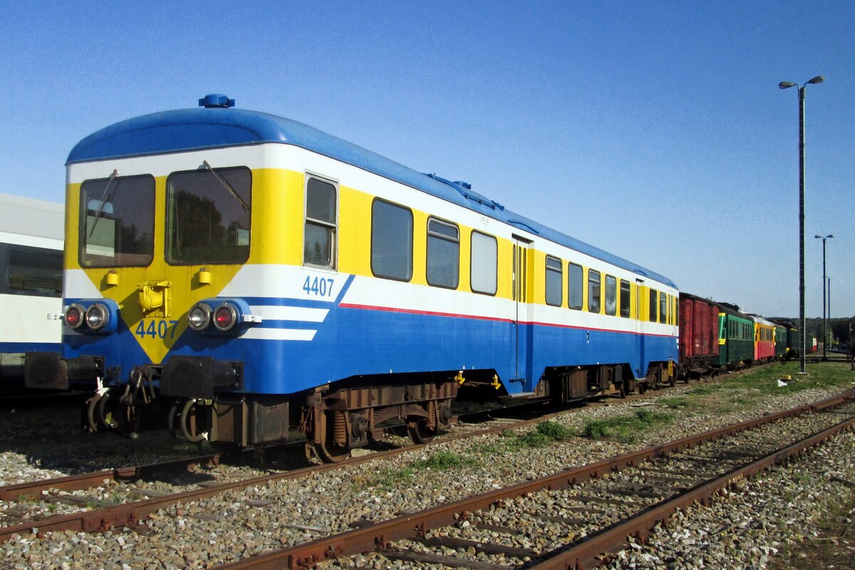 Froschblick auf SNCB 4407 ins Museumsdepot Mariembourg der CFV3V am 21 September 2019. Dieser Triebwagen war eine der Ersten mit dieser versuchslackierung ausgetattet. Dieser Lackierung evoluierte in einige Stfen indas heutige Farbenschema der Belgische Staatseisenbahnen NMBS/SNCB. 