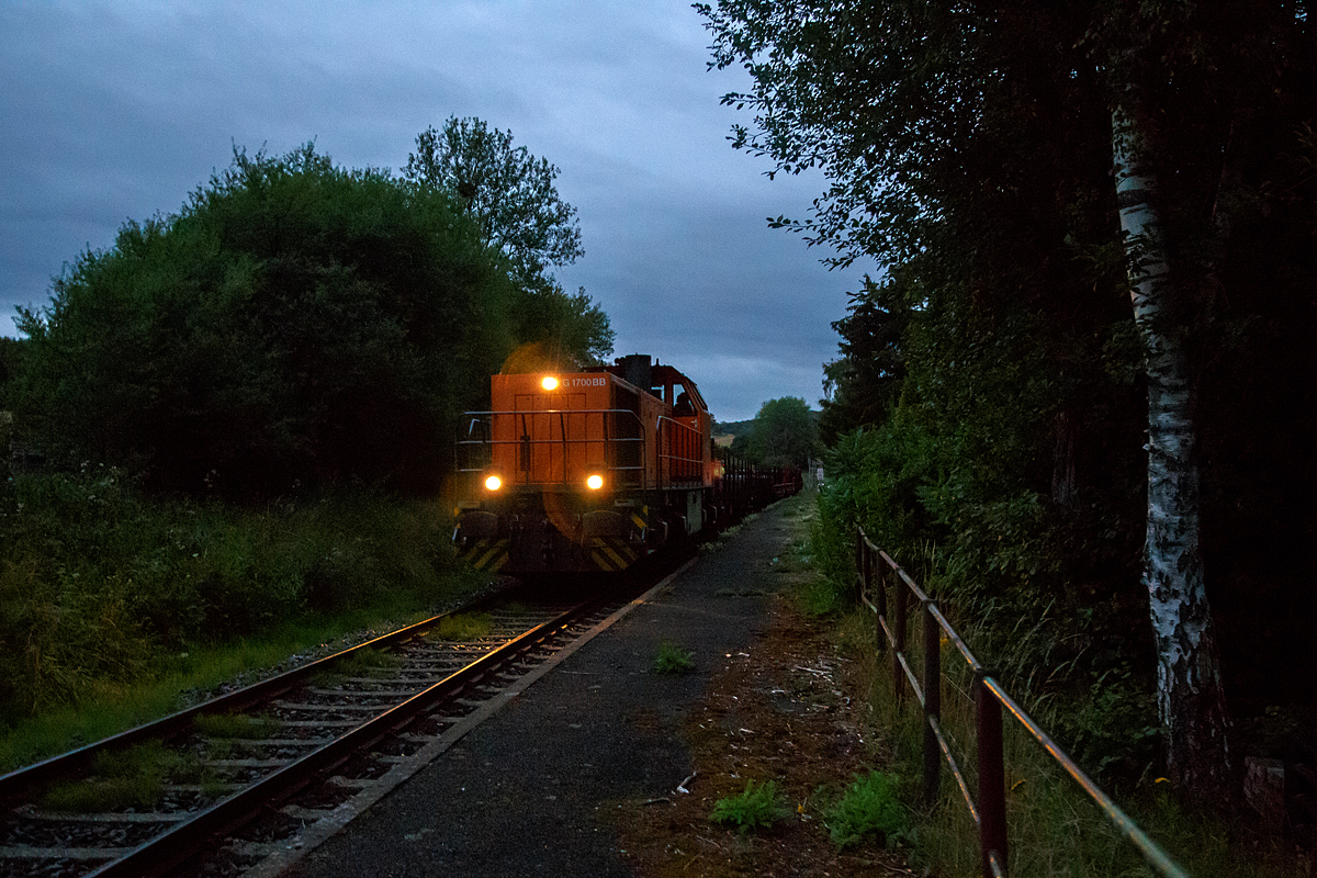 
Früh morgens auf der Hellertalbahn:
Die Lok 42 (92 80 1277 902-3 D-KSW) der Kreisbahn Siegen-Wittgenstein (KSW), eine Vossloh MaK G 1700 BB, fährt am 20.08.2020 mit einem Stahlzug durch Neunkirchen-Zeppenfeld in Richtung Burbach.
