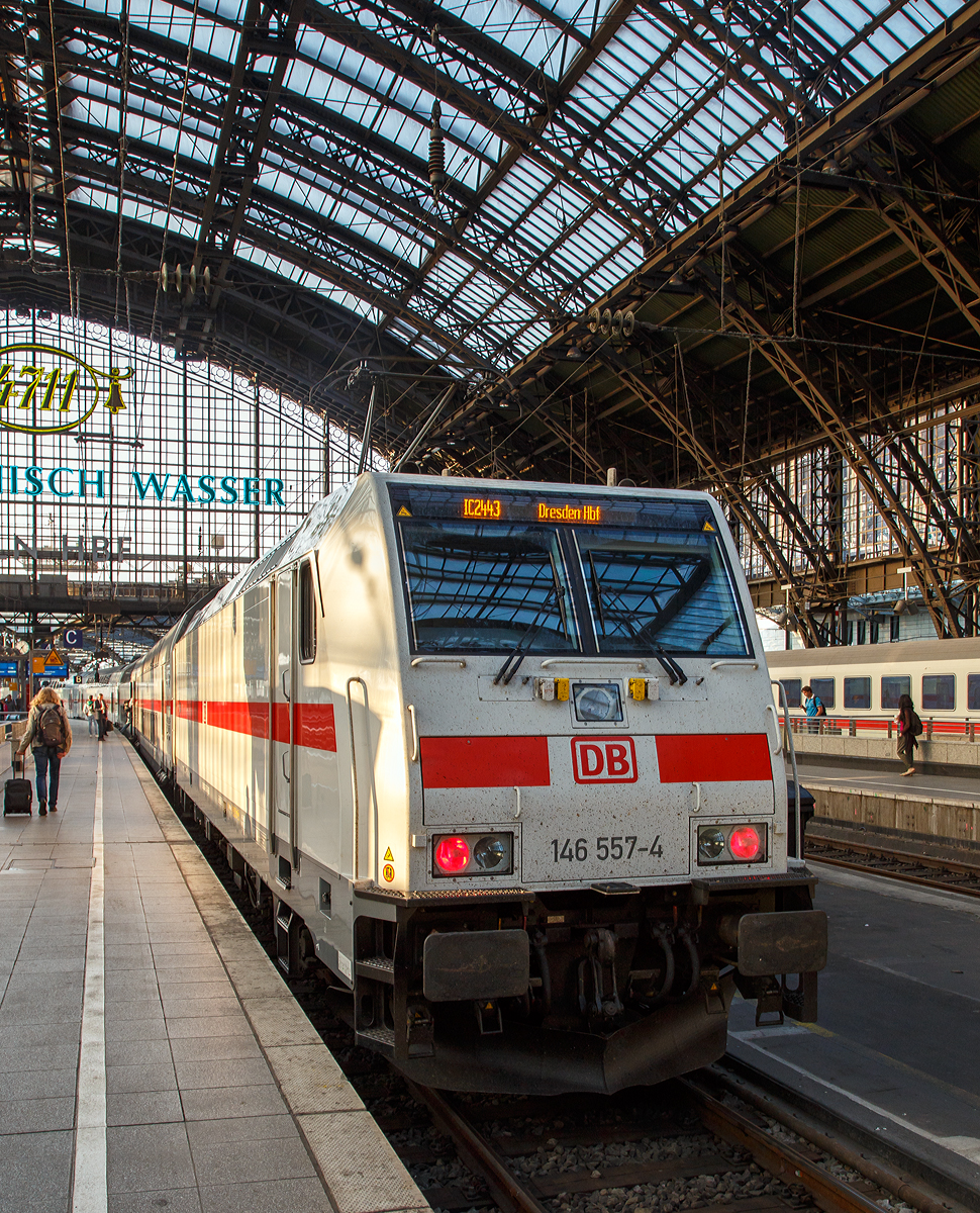 
Früh morgens im Hbf Köln....
Die 146 557-4 (91 80 6146 557-4 D-DB) der DB Fernverkehr AG steht am 01.06.2017 mit dem IC 2443 nach Dresden Hbf (ein Doppelstock IC 2) zur Abfahrt bereit.

Die Bombardier TRAXX P160 AC2 wurde 2013 von Bombardier in Kassel unter der Fabriknummer 35034 gebaut, die Abnahme durch die DB erfolgte jedoch erst 11.12.2015. 