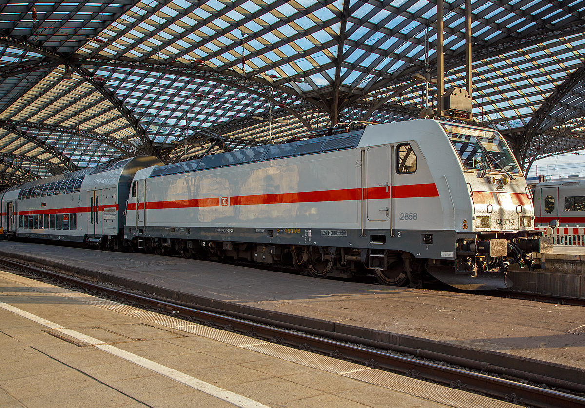 Früh morgens im Hbf Köln....
Die 146 577-2 der DB Fernverkehr AG steht am 22.05.2018 mit dem IC 2443 nach Dresden Hbf (ein Doppelstock IC 2) zur Abfahrt bereit.

Die Bombardier TRAXX P160 AC2 wurde 2013 von Bombardier in Kassel unter der Fabriknummer 35069 gebaut, die Abnahme durch die DB erfolgte jedoch erst 11.12.2015. Sie trägt die NVR-Nummer 91 80 6146 577-2 D-DB. Die große Nummer 2858 trägt sie für den zugeordneten Wagenpark.

DB Fernverkehr setzt seit dem 12. Dezember 2015 aus Doppelstockwagen gebildete Intercity-Züge unter der Bezeichnung Intercity 2 (in Kurzform IC2) ein. Hierfür wurden zunächst 27 Zugeinheiten beschafft, die aus je vier Doppelstock-Mittelwagen, einem Doppelstock-Steuerwagen und einer auf 160 km/h ausgelegten Lokomotive der Bombardier-Traxx-Baureihe P160 AC2 (DB 146.5) bestehen. Die Doppelstock-Wagen sind zwar für eine Höchstgeschwindigkeit von 189 km/h konstruiert, doch werden die Züge wegen der dazu erforderlichen gesonderten Zulassungsprozedur (mit noch zu bestellenden Lokomotiven der Baureihe Bombardier TRAXX P189 AC) auf längere Sicht nur für eine Geschwindigkeit von 160 km/h zugelassen sein.

Durch die Beschaffung der Doppelstock-Intercitys sollten vordringlich Fahrzeugkapazitäten geschaffen werden, um die Fahrzeugreserve des DB-Fernverkehrs zu vergrößern. Der Wert des 2011 an Bombardier Transportation vergebenen Auftrags wurde mit 362 Millionen Euro beziffert. Die Kosten eines Zuges mit fünf Wagen und einer Lokomotive der Baureihe 146.5 betragen 17 Millionen Euro.

Die Züge verfügen über 468 Sitzplätze, davon 70 in der ersten Klasse. Ein Bistro oder Restaurant ist nicht vorhanden, stattdessen erfolgt auf einzelnen Streckenabschnitten eine Bewirtung am Platz. Die Züge verfügen unter anderem über Handyverstärker und eine fahrzeuggebundene Rollstuhlrampe. Eine Intercity-2-Garnitur besteht aus einem zweite Klasse Steuerwagen, drei zweite Klasse Mittelwagen und einem erste Klasse Mittelwagen, an den die Lok gekoppelt wird. Bei den Mittelwagen befinden sich die Türen über den Drehgestellen (sogenannter Hochflureinstieg), sodass sowohl Unter- als auch Oberstock nur durch Treppen erreichbar sind. Der Unterstock des Steuerwagens ist durch Niederflureinstiege zwischen den Drehgestellen barrierefrei erreichbar und ist mit Fahrradstellplätzen sowie einer barrierefreien Toilette ausgestattet. Der Oberstock ist nicht barrierefrei und wird im Steuerwagen über zwei Treppen erreicht.

Der Einsatz der Doppelstock-Intercity-Züge – nun mit der Bezeichnung Intercity 2 (IC2) – begann zum Fahrplanwechsel im Dezember 2015.

Die Drehgestelle der Wagen:
Die Wagen laufen auf Drehgestellen der Bauart Görlitz IX. Im Jahr 2004 führte Bombardier eine Marktanalyse durch, die ergab, dass Doppelstockwagen in Zukunft Geschwindigkeiten von 200 km/h erreichen und durch dafür notwendige Maßnahmen wie Druckertüchtigung die Radsatzlast auf 20 t steigen wird. Die Drehgestelle der Bauart Görlitz VIII ermöglichen jedoch nur Geschwindigkeiten von 160 km/h bei Radsatzlasten von 18 t. Daher entwickelte Bombardier in Siegen (eigentlich Netphen - Dreis-Tiefenbach, ehemals Waggon Union) das Drehgestell Görlitz IX, ohne einen konkreten Kundenauftrag erhalten zu haben. Die Konstruktion beruht auf der weit verbreiteten Bauart Görlitz VIII, viele Komponenten sind abwärtskompatibel. Veränderungen wurden bei der Drehgestellanlenkung und den Bremszangen umgesetzt. Außerdem wurde aus Gründen der Kostenersparnis die Zahl der Einzelteile des Drehgestellrahmens verringert, sodass sich die Länge der Schweißnähte um 35 % reduziert. Im Vergleich zur Bauart Görlitz VIII entfallen die bisherigen vier Gussteile pro Rahmen. 2007 wurden sechs Prototyp-Drehgestelle gefertigt, zwei davon mit neuen, kompakteren Bremszangen. Mit vier Drehgestellen wurden durch DB Systemtechnik Fahrversuche durchgeführt, bei denen auf der Schnellfahrstrecke Hannover–Berlin zwischen Wolfsburg und Rathenow 230 km/h erreicht wurden. Ein Drehgestell wurde in Siegen auf einem mit Flachstellen versehenen Rollenprüfstand einem Dauerschwingversuch unterzogen. 

Die Drehgestelle werden seither in den Bombardier Twindexx sowie den Doppelstock-Intercitys (die zur Produktfamilie Twindexx gehören) verbaut.