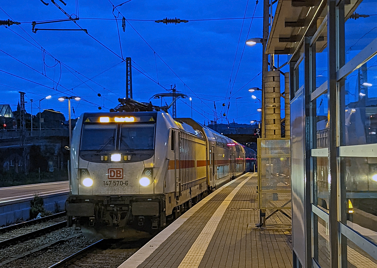 Frh morgens im Hbf Siegen....
Die 147 570-6 (91 80 6147 570-6 D-DB – IC 4878), der DB Fernverkehr AG fhrt am 31.05.2022 (04:50 Uhr) mit der Doppelstock IC-Garnitur 4878 in den Hauptbahnhof Siegen und wird als IC 2328 / RE34 (Siegen - Mnster(Westf)Hbf) bereitgestellt.

Die TRAXX P160 AC3 wurde 2010 von Bombardier in Kassel gebaut und an die DB Fernverkehr AG geliefert. Sie hat die Zulassungen fr Deutschland. Fr die Schweiz ist die Zulassung der TRAXX P160 AC3 auch vorgesehen, daher hat sie auch vier Stromabnehmer. Doch wurde keine Zulassung der Loks, wie auch der Wagen, vom Hersteller fr die Schweiz erlangt.
