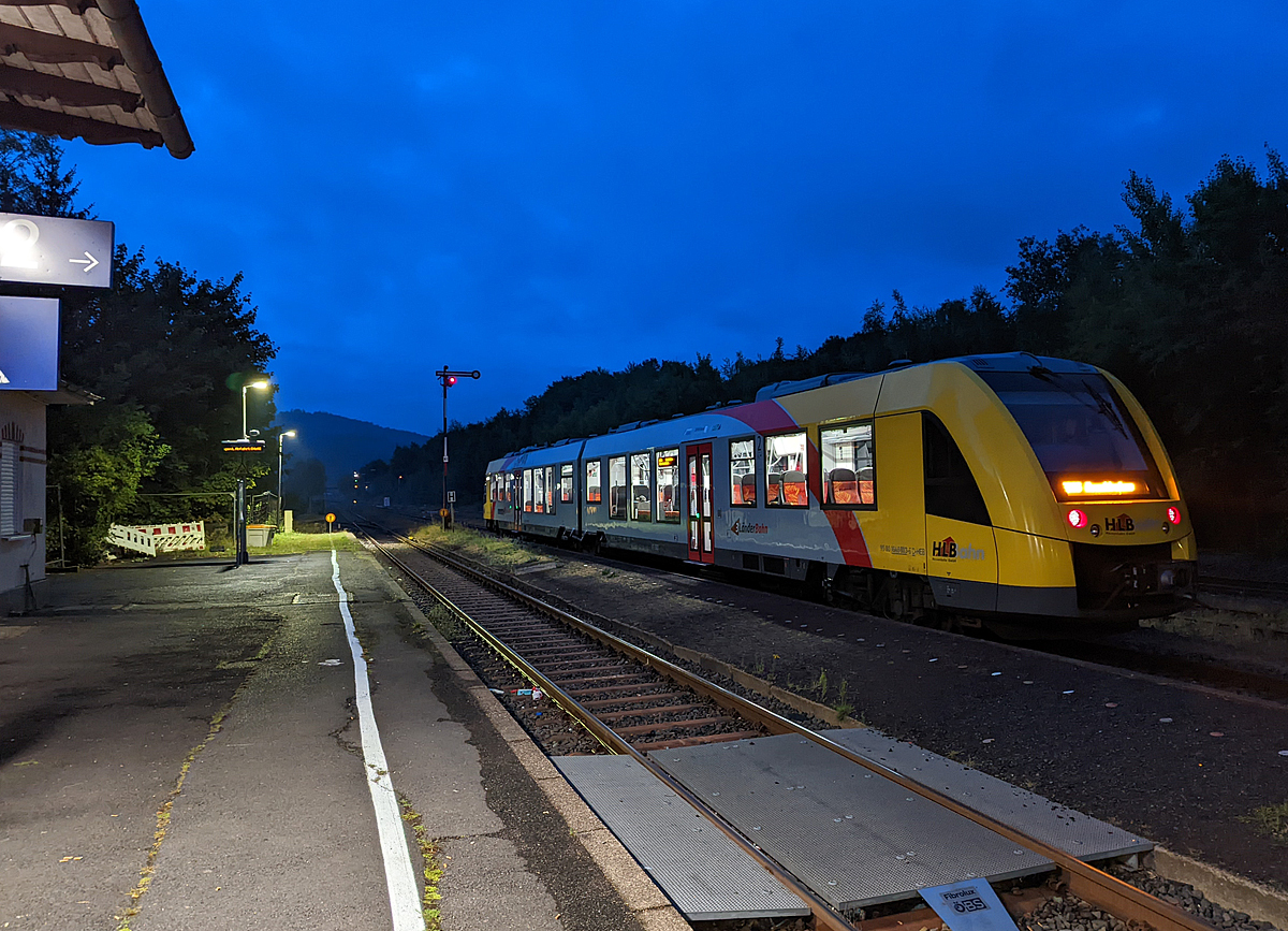 Frühmorgens im Bahnhof Herdorf.....
Der VT 501 der HLB (Hessische Landesbahn GmbH), ein Alstom Coradia LINT 41 der neuen Generation (BR 1648), hat am 11.07.2022 um 4.40 Uhr, als RB 96  Hellertalbahn  (Betzdorf - Herdorf - Neunkirchen), den Bahnhof Herdorf erreicht.  Nach dem Fahrtrichtungswechsel in Neunkirchen (Kr. Siegen) kommt er um 5:00 Uhr zurück und bringt und nach Betzdorf (Sieg).
Das Bild wurde mit dem Smartphone gemacht.
