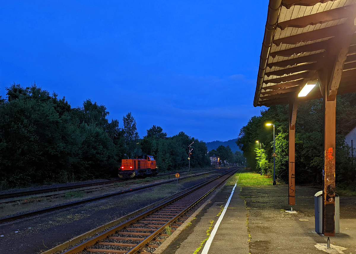 Frühmorgens im Bahnhof Herdorf.....
Die KSW 44 (92 80 1271 004-4 D-KSW) der KSW (Kreisbahn Siegen-Wittgenstein), die MaK G 1000 BB, fährt am 11.07.2022 um 4.54 Uhr als Lz von Herdorf in Richtung Betzdorf (Sieg).
Das Bild wurde mit dem Smartphone gemacht.
