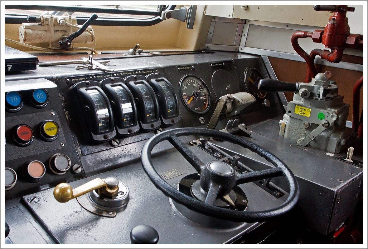 Führerstandansicht:
Im Führerstand der 141 228-7, ex E 41 228, am 28.04.2013 im Eisenbahnmuseum Darmstadt-Kranichstein, sie ist eine Dauerleihgabe der DB-Regio AG ans Museum.

Hinweis: Ein offizielle Führerstands-Besichtigung der Museumslok, daher öffentlich zugänglich.
