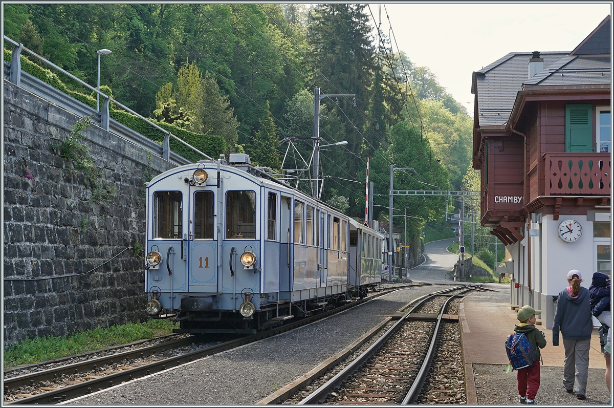 Für eine Gruppe die mit dem Dampfzug in Chamby angekommen ist, wartet in Chamby auf Gleis 2 der MOB BCFe 4/4 N° 11 mit dem passendem MOB B4 für die Weiterfahrt in Richtung Gstaad. 

7. Mai 2022