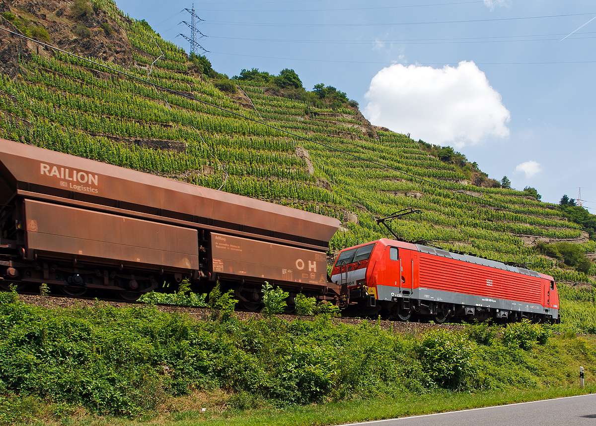 
Für leere Erzzüge reicht auch eine 189er...
Als wir am 22.06.2014 in Richtung Koblenz mit dem Auto an der Mosel entlang auf der Heimreise sind, überholt uns die 189 040-9 der DB Schenker Rail Deutschland AG mit einem leeren Erzzug  (mit Falrrs 153 Wagen). 

Die Siemens ES 64 F4 hat die Zugsicherungssystem-Komponenten für Deutschland und Niederlande installiert (Class 189-VJ) und wurde 2004 von Siemens in München unter der Fabriknummer 20718 gebaut. Sie hat die NVR 91 80 6189 040-9 D-DB und die EBA-Nummer EBA 00A23A 018.
