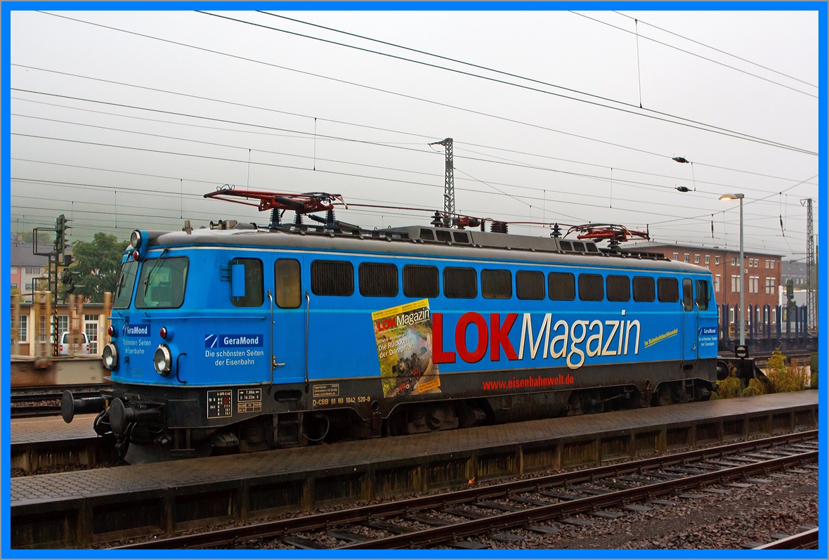 Fr Stefan das Blaue....

Die 1042 520-8 der Centralbahn (CBB), ex BB 1042 520-8 ist am 05.10.2013im Hbf Trier abgestellt, sie trgt die NVR-Nummer 91 80 1042 520-8 D-CBB. Sie gehrt zwar der  Centralbahn AG aus Basel, ein fhrender Veranstalter von Sonderzgen, registriert ist die Lok aber in Deutschland.

Die Lok wurde 1968 von Simmering-Graz-Pauker AG in Wien (SGP) unter der Fabriknummer 18361 gebaut und als 1042 520-8 an die BB geliefert, 2006 wurde sie an die Centralbahn verkauft.
Die Reihe 1042 ist eine Elektrolokomotive der sterreichischen Bundesbahnen. Sie war seit den 1960er Jahren eine wichtige Sttze des elektrischen Bahnbetriebes der BB.

Technische Daten:
Spurweite: 1.435 mm (Normalspur)
Achsformel:  Bo’Bo’
Lnge ber Puffer:  16.220 mm
Dienstgewicht:  82,5 t
Hchstgeschwindigkeit:  150 km/h 
Stundenleistung:  4.000 kW  (5439 PS)
Dauerleistung:  3.808 kW 
Anfahrzugkraft:  260 kN
Stromsystem:  15 kV, 16 2/3 Hz
Anzahl der Fahrmotoren:  4
