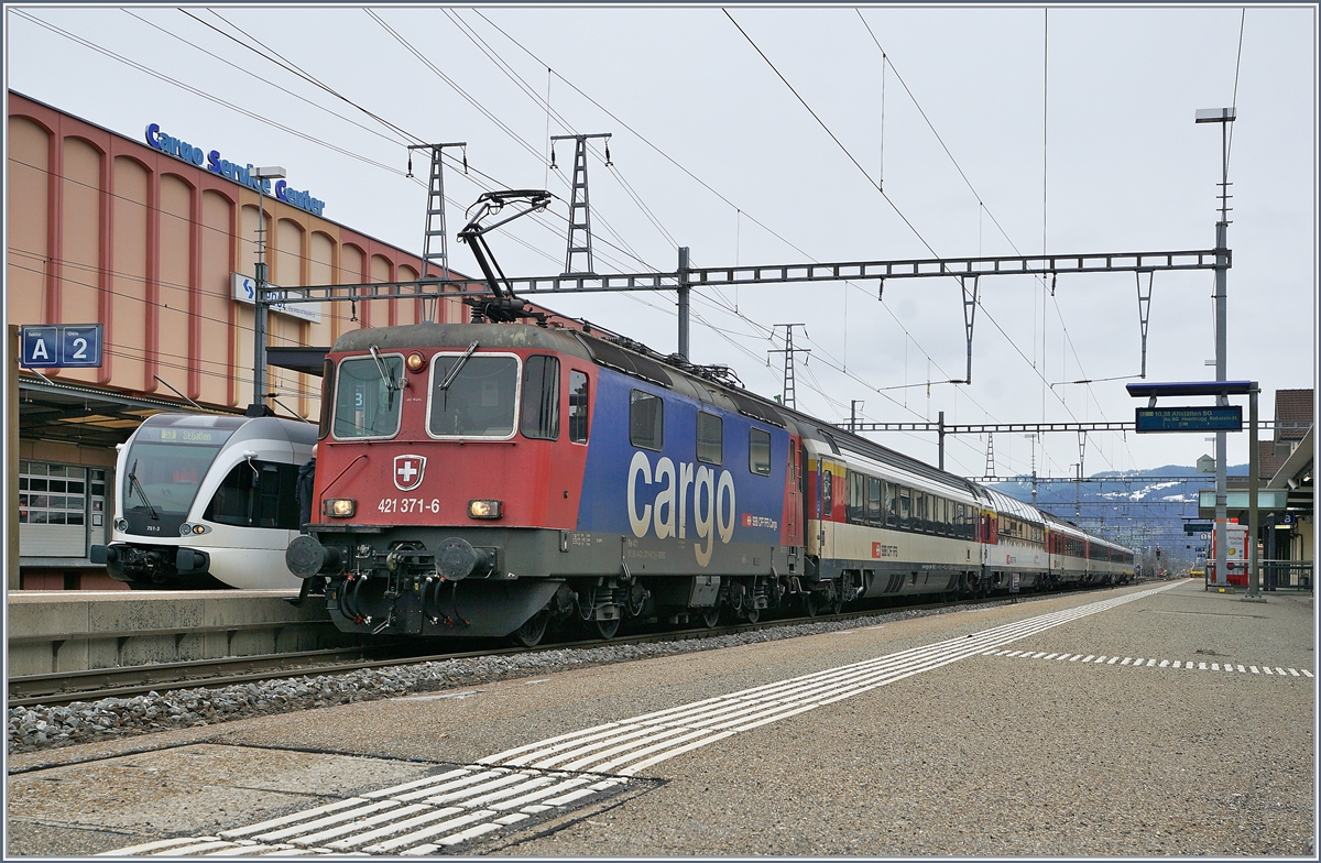 Für die Weiterfahrt nach Zürich nutzt die SBB Re 421 317-6 nun den schmalen SBB-Bügel. 
St. Margarethen, den 14. März 2019