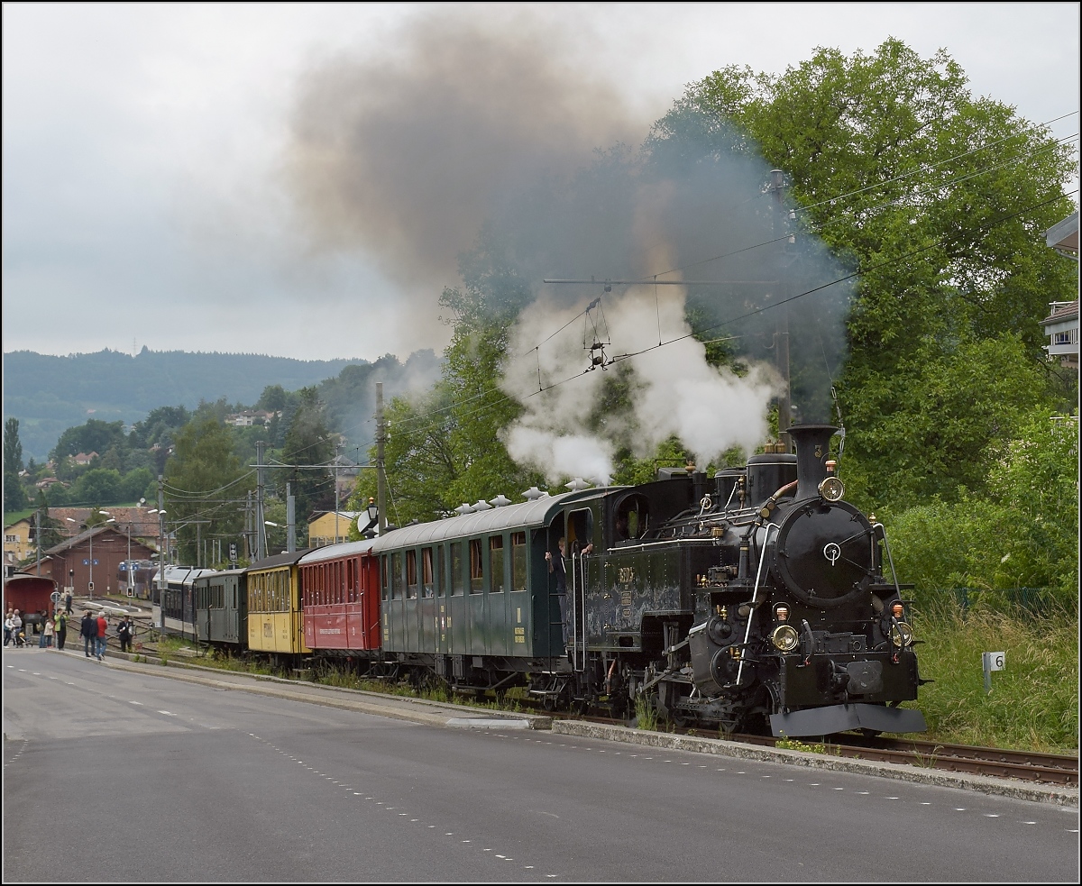 Furkalok am Genfersee mit dem Riviera-Express. Die HG 3/4 3 der BFD bei der Ausfahrt aus Blonay. Juni 2017.