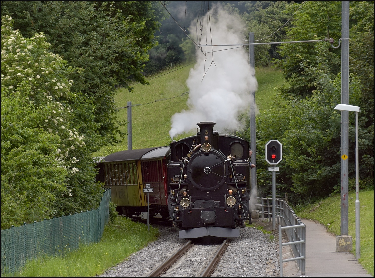 Furkalok am Genfersee mit dem Riviera-Express. Die HG 3/4 3 der BFD beim Schloss Blonay. Juni 2017.