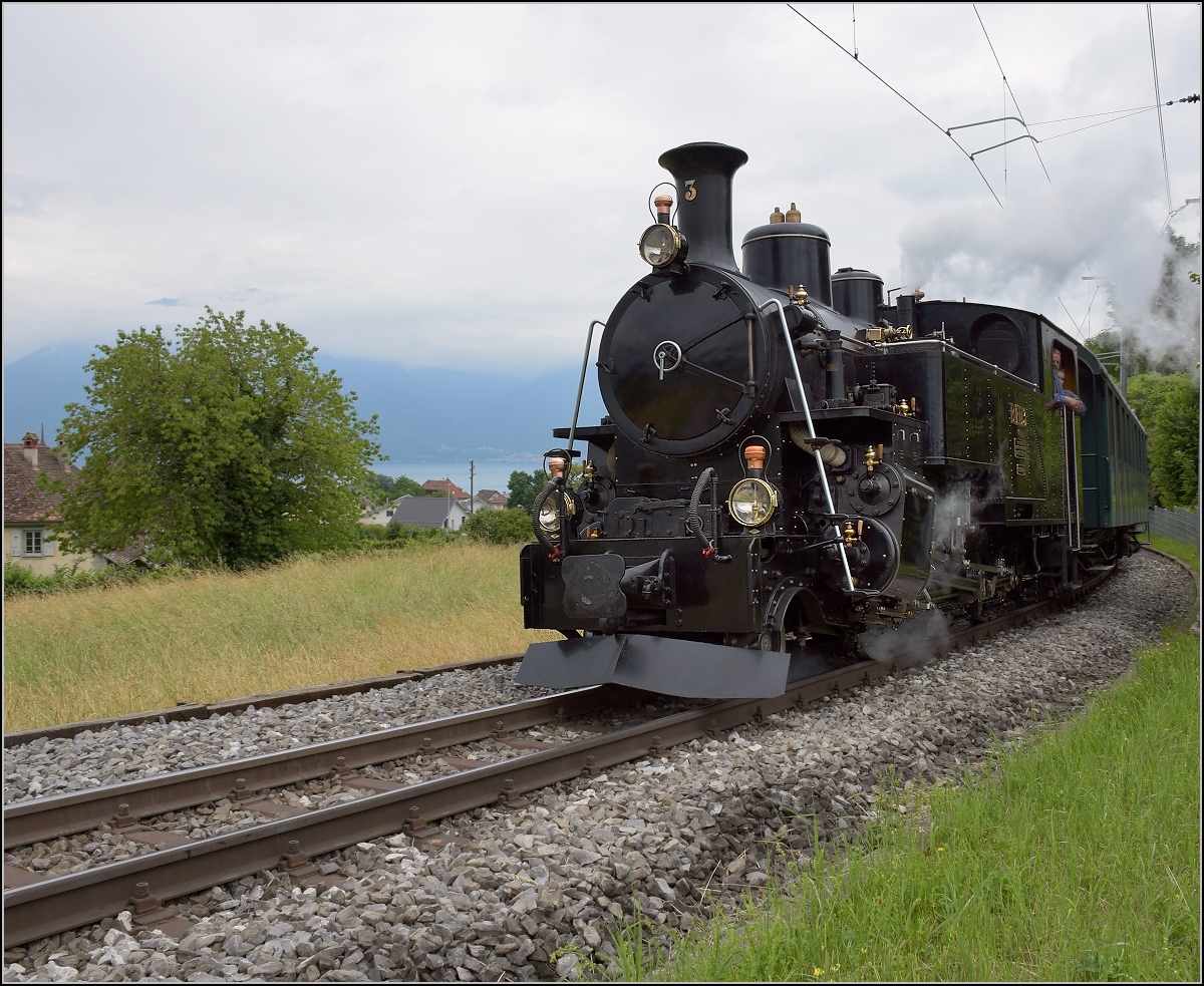 Furkalok am Genfersee mit dem Riviera-Express. Die HG 3/4 3 der BFD beim Schloss Hautville. Juni 2017.