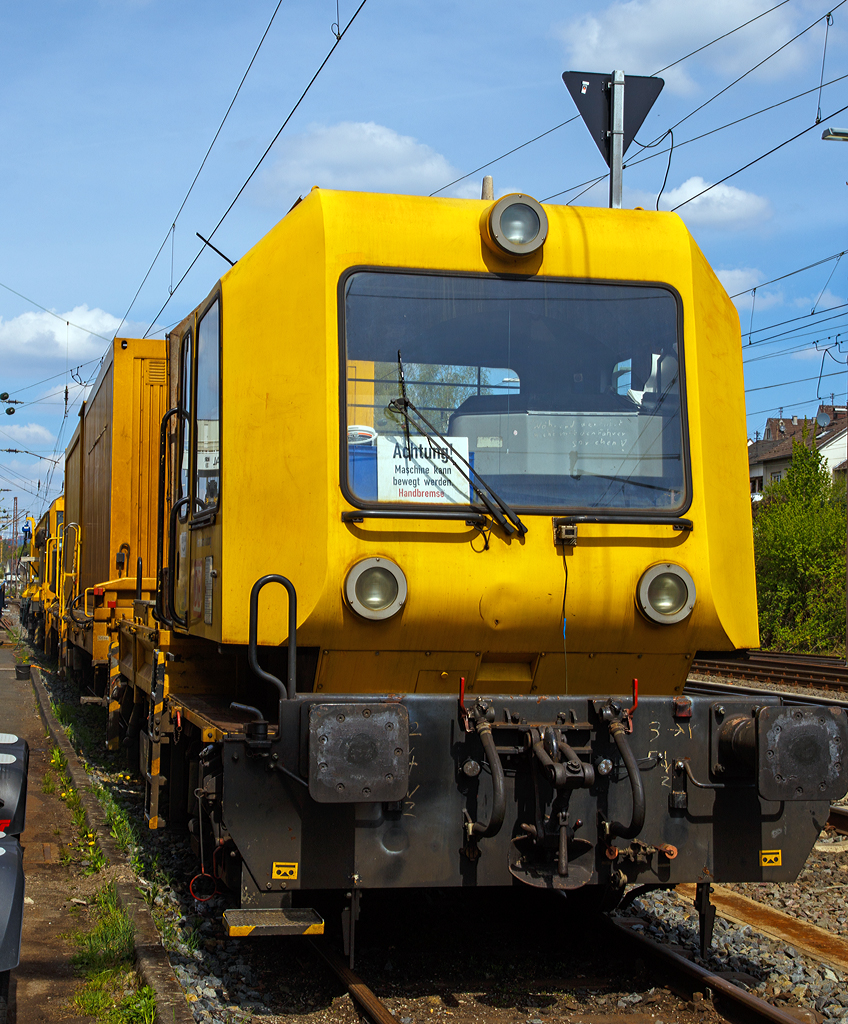 
GAF 100 R (Schweres Nebenfahrzeug Nr. 97 17 50 134 18-3) der DB Netz AG steht am 04.05.2015 in Kreuztal. Es dient als Steuerwagen des LINSINGER Schienenfräszug SF 03 FFS, Schweres Nebenfahrzeug Nr. D-DB 97 33 07 003 18-4. 

Technische Daten von dem GAF 100 R:
Hersteller: GBM (Gleisbaumechanik Brandenburg/H. GmbH)
Fabriknummer:  52.1.108 
Baujahr: 1996
Achsfolge: B
Länge über Puffer: 9.100 mm
Achsabstand: 4.800 mm
Höchstgeschwindigkeit (Hg): 100 km/h
Eigengewicht: 16 t
Zul. Anhängelast: 40 t, bzw. 80 t mit Regelzugeinrichtung dann Hg max. 60 km/h
Nutzlast : 5,0 t
Zur Mitfahrt zugel. Personen: 7
EBA-Nummer: EBA 96 P01 N007
Der Antrieb des zweiachsigen Fahrzeuges erfolgt von einem 6 Zylinder, wassergekühlten MAN D 0826 LOH 07 Dieselmotor mit 169 kW (230 PS) Leistung über Lastschaltwendegetriebe auf die Radsatzgetriebe.