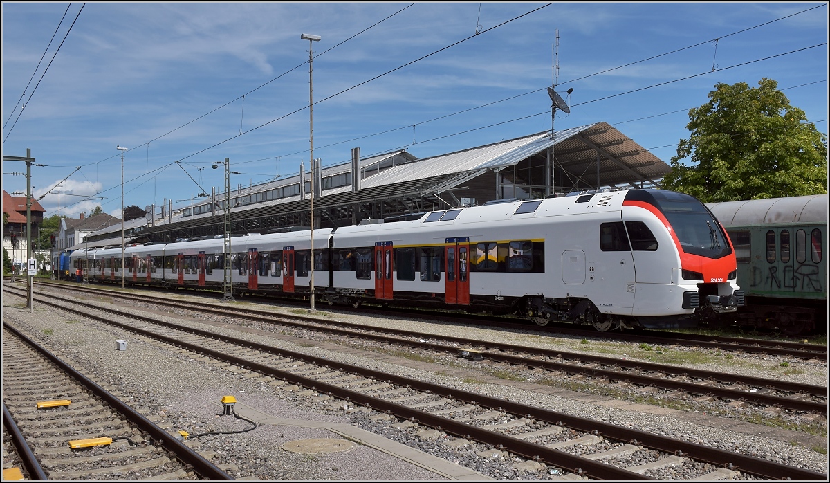 Ganz frisch aus der Fabrik. Sechsteiliger Flirt 3 RABe 524 301 für die TiLo in Konstanz. August 2019.