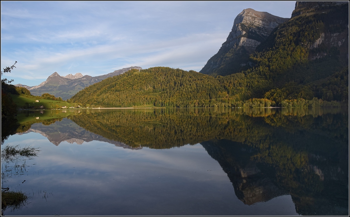 Ganz grosse Landschaft am Kl�ntaler See. Dort sind die Felsw�nde so hoch, dass nicht einmal ein Superweitwinkel der Landschaft mit Spiegelung Herr wird. Daher nur ein kleiner Ausschnitt im Abendlicht. Oktober 2018.