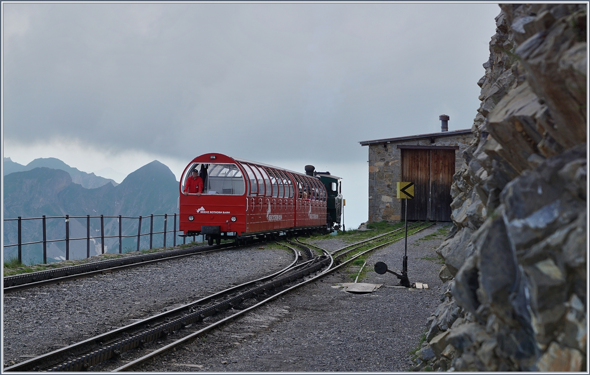 Ganz oben angekommen ist der letze Zug des Tages; für die Rückfahrt wird er freilich etwas besser bestzt sein, als auf der Bergfahrt.
7. Juli 2016   