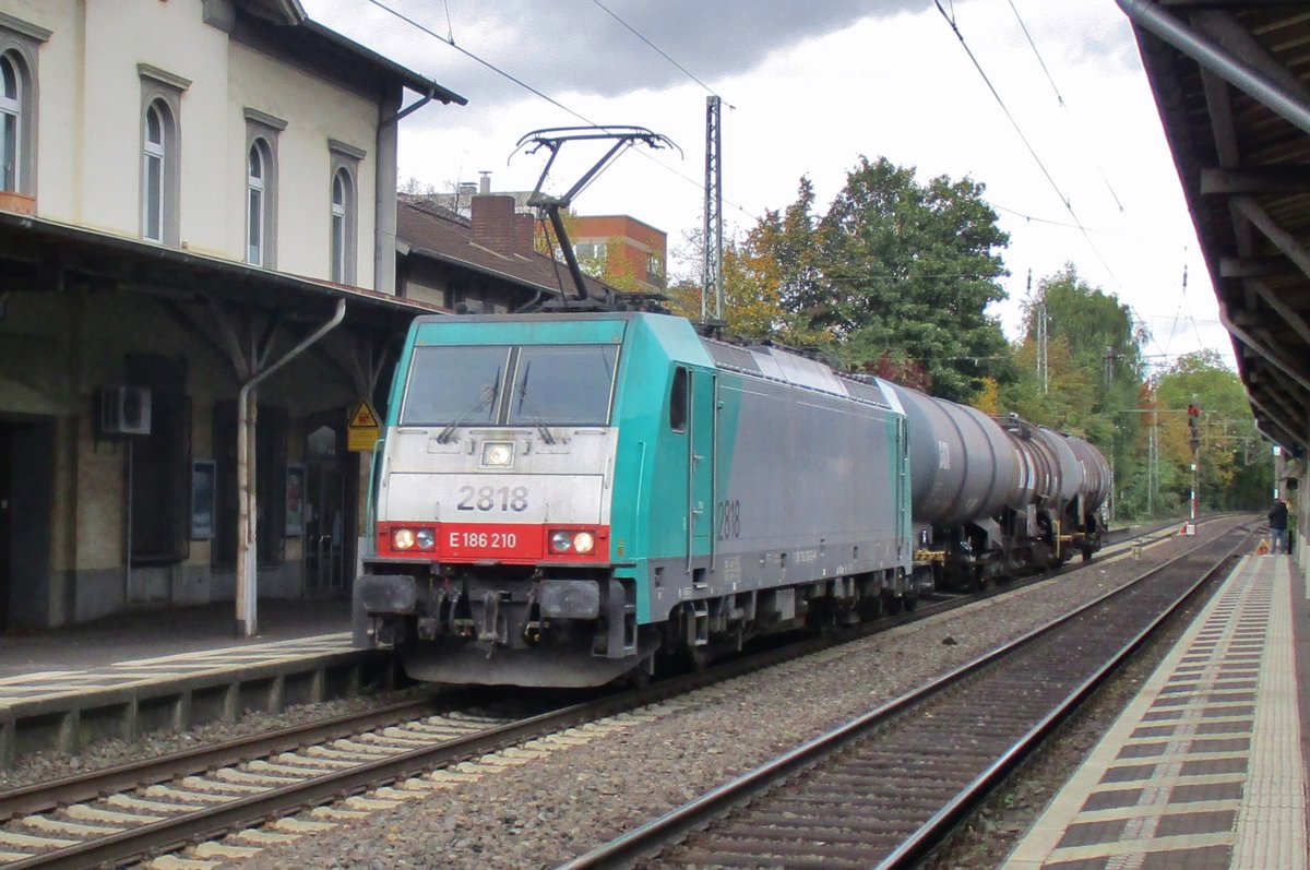 Ganze drei Kesselwagen zieht 2818 durch Bonn-Beuel am 4 Oktober 2017.