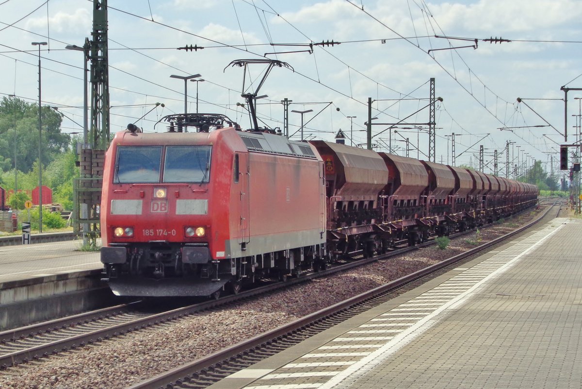 Ganzzug mit 185 174 durchfahrt am 9 Mai 2018 Plattling.